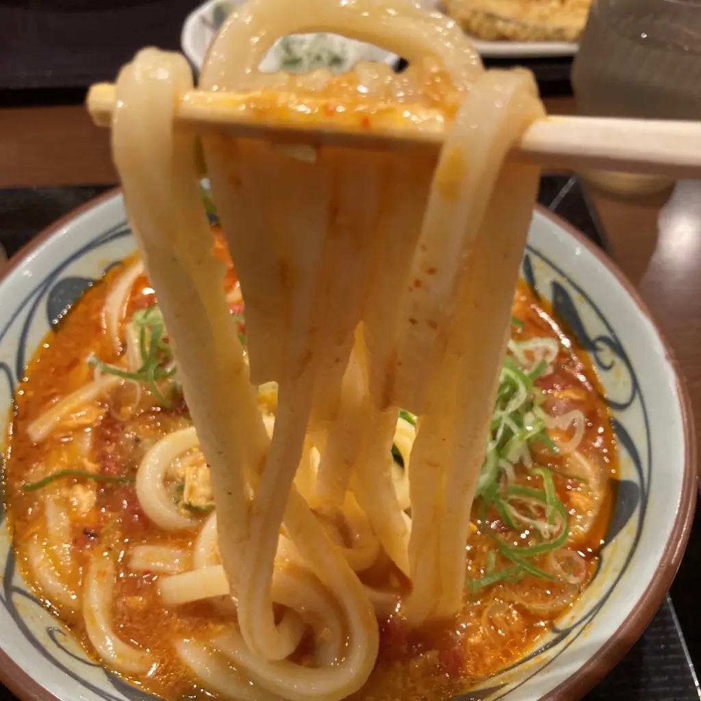 トマたまカレーうどんの麺